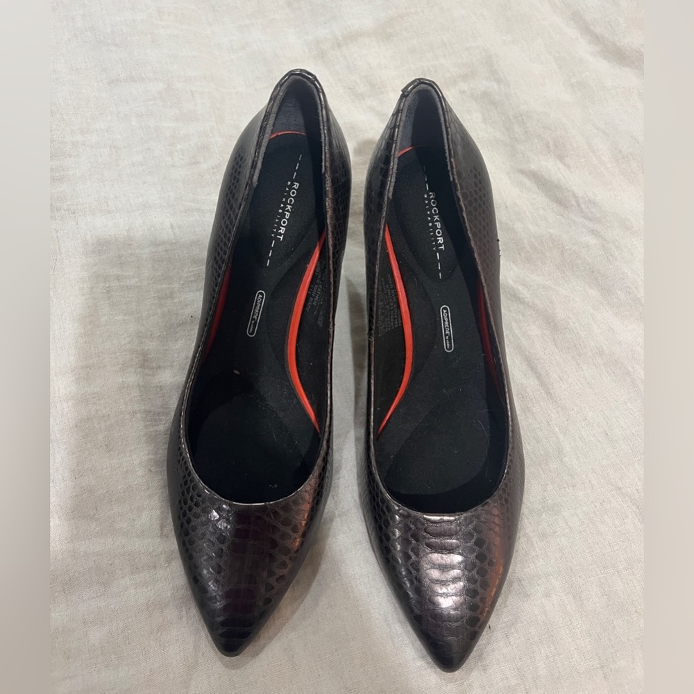 Rockport. Size 7.5. Surprisingly very comfortable!
